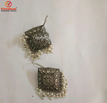 Load image into Gallery viewer, Silver Tone Small Pearls Earrings