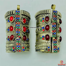 Load image into Gallery viewer, Vintage Boho Massive Cuff With Glass Stones