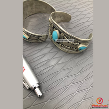 Load image into Gallery viewer, Vintage Tribal Bracelet With Turquoise Stone