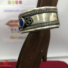 Load image into Gallery viewer, Vintage Tribal Bracelet With Turquoise Stone