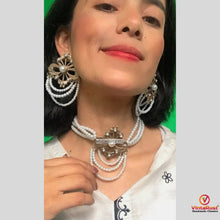 Load image into Gallery viewer, Neutral Color Pearls With Brass Motif Jewelry Set