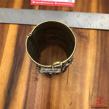 Load image into Gallery viewer, Tribal Vintage Red Glass Stone Handcuff