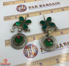 Load image into Gallery viewer, Green flower Glass Stone Earrings