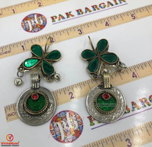 Load image into Gallery viewer, Green flower Glass Stone Earrings