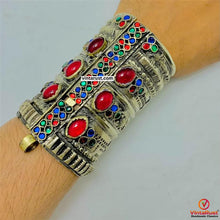 Load image into Gallery viewer, Vintage Boho Massive Cuff With Glass Stones