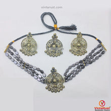 Load image into Gallery viewer, Handmade Beaded Jewelry Set With Golden Metal Motif