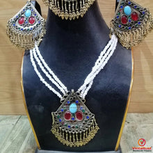 Load image into Gallery viewer, Pearls and Glass Stones Jewelry Set