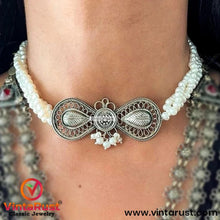 Load image into Gallery viewer, Bow and Pearls Beaded Choker Necklace