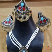 Load image into Gallery viewer, Pearls and Glass Stones Jewelry Set