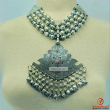 Load image into Gallery viewer, Vintage Beaded Necklace With Pendant