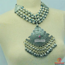 Load image into Gallery viewer, Vintage Beaded Necklace With Pendant