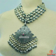 Load image into Gallery viewer, Vintage Beaded Necklace With Pendant