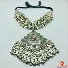 Load image into Gallery viewer, Vintage Beaded Necklace With Pendant