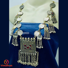 Load image into Gallery viewer, Vintage Coins Chain Necklace With Dangling Pendant
