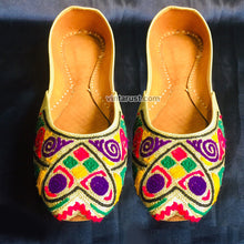 Load image into Gallery viewer, Traditional Handmade Multicolor Wedding khussa