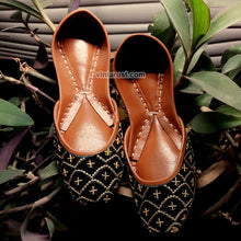 Load image into Gallery viewer, Black Color Embroidered Handcrafted Khussa