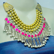 Load image into Gallery viewer, Golden Beaded Necklace With Pink Glass Stones