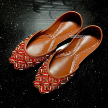 Load image into Gallery viewer, Handmade Ethnic Traditional Stylish Mojari Khussa