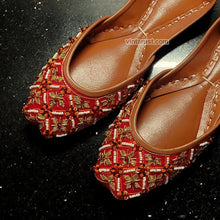 Load image into Gallery viewer, Handmade Ethnic Traditional Stylish Mojari Khussa