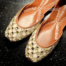 Load image into Gallery viewer, Handmade Mirror Work Punjabi White Khussa