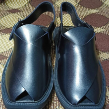 Load image into Gallery viewer, Handmade Shinny Black Peshawari Chappal