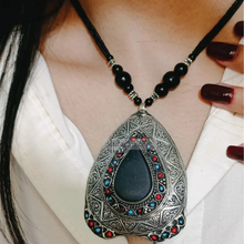 Load image into Gallery viewer, Vintage Black Gemstone Teardrop Pendant Necklace