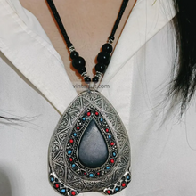 Load image into Gallery viewer, Vintage Black Gemstone Teardrop Pendant Necklace