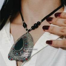 Load image into Gallery viewer, Vintage Black Gemstone Teardrop Pendant Necklace