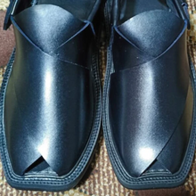 Load image into Gallery viewer, Handmade Shinny Black Peshawari Chappal