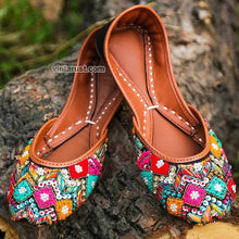 Load image into Gallery viewer, Multicolor Handmade Flat Mojaris Khussa