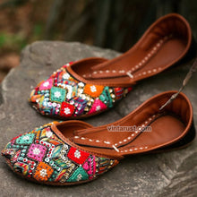 Load image into Gallery viewer, Multicolor Handmade Flat Mojaris Khussa