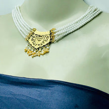Load image into Gallery viewer, Pearls Beaded Chain Necklace With Golden Metal Motif