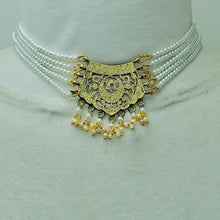 Load image into Gallery viewer, Pearls Beaded Chain Necklace With Golden Metal Motif