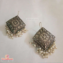Load image into Gallery viewer, Silver Tone Small Pearls Earrings