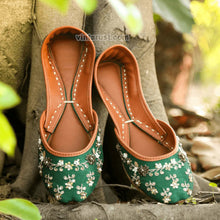 Load image into Gallery viewer, Traditional Handmade Embroidery Khussa Jutti