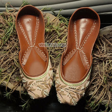 Load image into Gallery viewer, Traditional Women Embroidered Punjabi Jutti