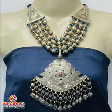 Load image into Gallery viewer, Vintage Beaded Necklace With Pendant