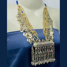 Load image into Gallery viewer, Vintage Big Pendant Necklace With Dangling Tassels