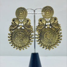 Load image into Gallery viewer, Vintage Massive Golden Tone Tribal Earrings