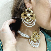Load image into Gallery viewer, Neutral Color Pearls With Brass Motif Jewelry Set