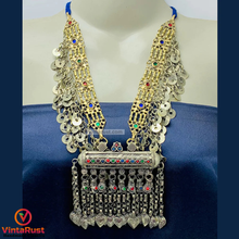 Load image into Gallery viewer, Vintage Big Pendant Necklace With Dangling Tassels