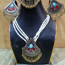 Load image into Gallery viewer, Pearls and Glass Stones Jewelry Set