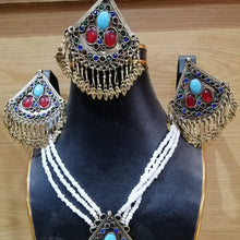 Load image into Gallery viewer, Pearls and Glass Stones Jewelry Set