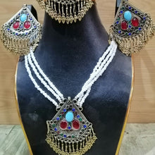 Load image into Gallery viewer, Pearls and Glass Stones Jewelry Set