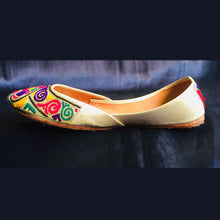 Load image into Gallery viewer, Traditional Handmade Multicolor Wedding khussa