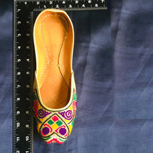 Load image into Gallery viewer, Traditional Handmade Multicolor Wedding khussa