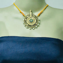 Load image into Gallery viewer, Pearls And Golden Big Motif Jewelry Set