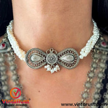 Load image into Gallery viewer, Bow and Pearls Beaded Choker Necklace