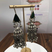 Load image into Gallery viewer, Vintage Fashionable Green and Silver Earrings