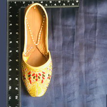 Load image into Gallery viewer, Handmade Ethnic Women Flat Khussa Shoes